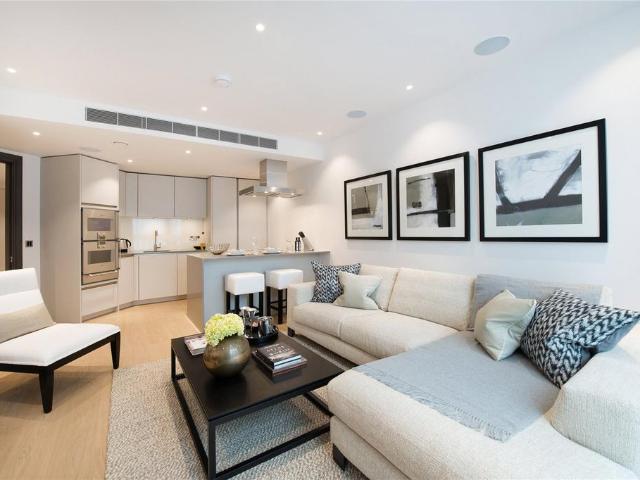 Wellington House, 70 Buckingham Gate. 2 bed apartment to rent £5,000 pcm £1,154 pw