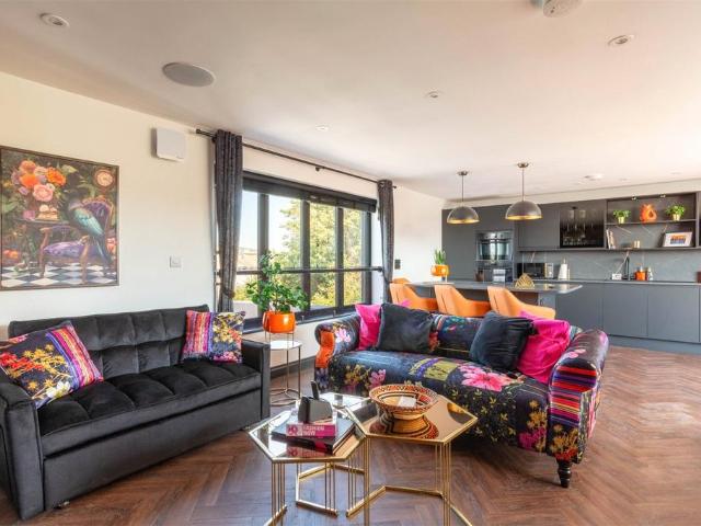 Wellington Road, Brighton BN2 2 bed apartment to rent £2,150 pcm £496 pw