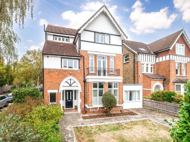 Wellington Road, Hampton Hill TW12 1 bed flat to rent £1,495 pcm £345 pw