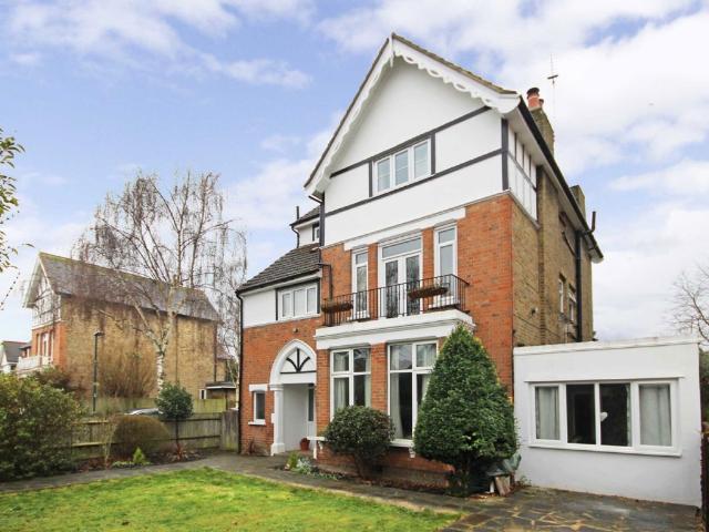 Wellington Road, Hampton Hill TW12, 1 bed flat to rent, £1,495 pcm | PrimeLocation