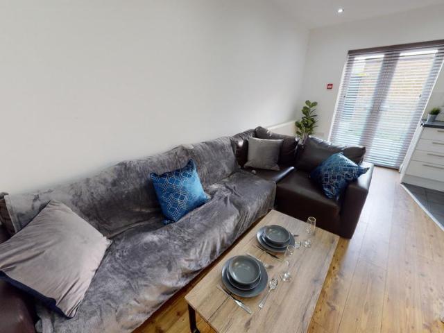 Wellington Road, Liverpool L15 5 bed house to rent £3,142 pcm £725 pw