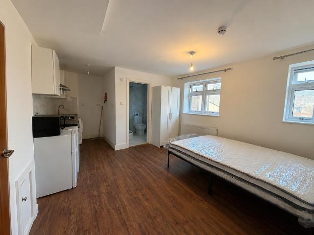 Wellington Road North, Hounslow TW4, 1 bed flat to rent, £1,050 pcm | PrimeLocation