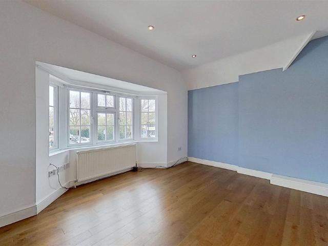 Wellington Road South, Hounslow TW4, 1 bed flat to rent, £1,500 pcm | PrimeLocation