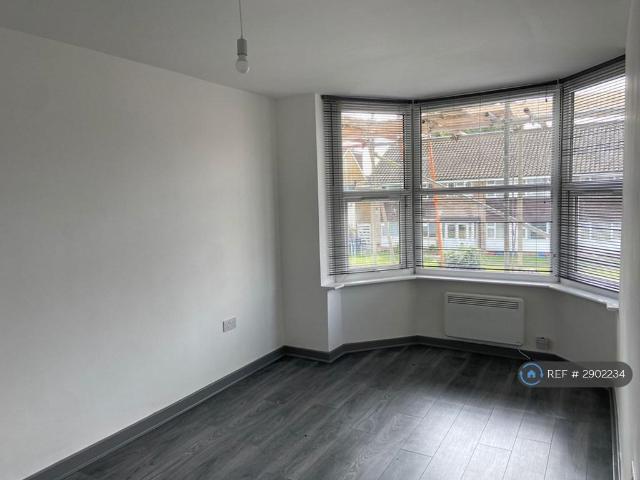 Wellington Road South, Hounslow, TW4 1 bed in a flat share to rent £850 pcm £196 pw