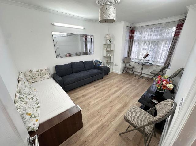 Wellington Road South, Hounslow TW4, 2 bed flat to rent, £1,950 pcm | PrimeLocation