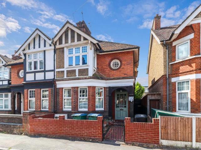 Wellington Road, Watford, WD17 2 bed maisonette to rent £1,695 pcm £391 pw