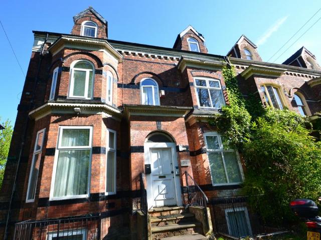 Wellington Road, Whalley Range. 2 bed flat to rent £1,200 pcm £277 pw