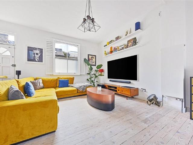 Wellington Row, Columbia Road. 2 bed terraced house to rent £5,250 pcm £1,212 pw
