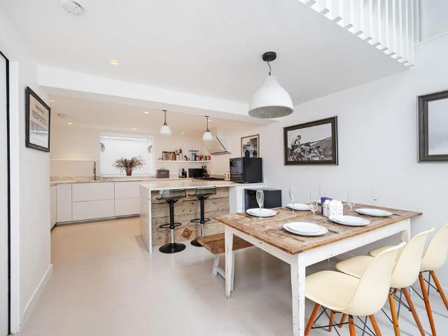 Wellington Row, E2, Shoreditch. 2 bed house to rent £5,250 pcm £1,212 pw