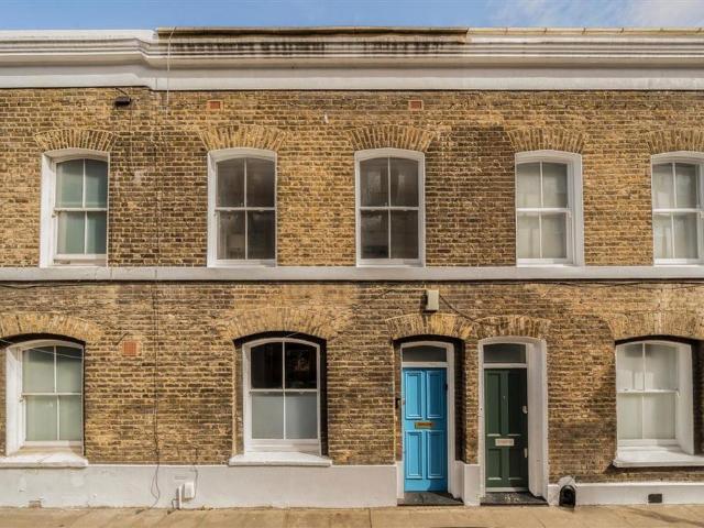 Wellington Row, London E2 2 bed house to rent £4,000 pcm £923 pw