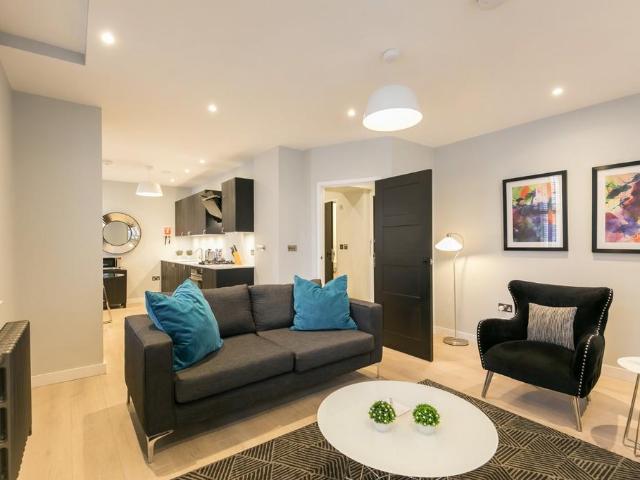 Wellington Street 1 bed apartment to rent £8,433 pcm £1,946 pw