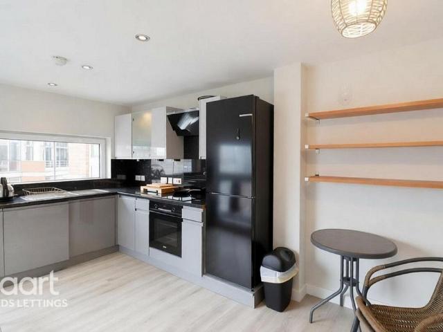 Wellington Street, Leeds 1 bed apartment to rent £1,375 pcm £317 pw