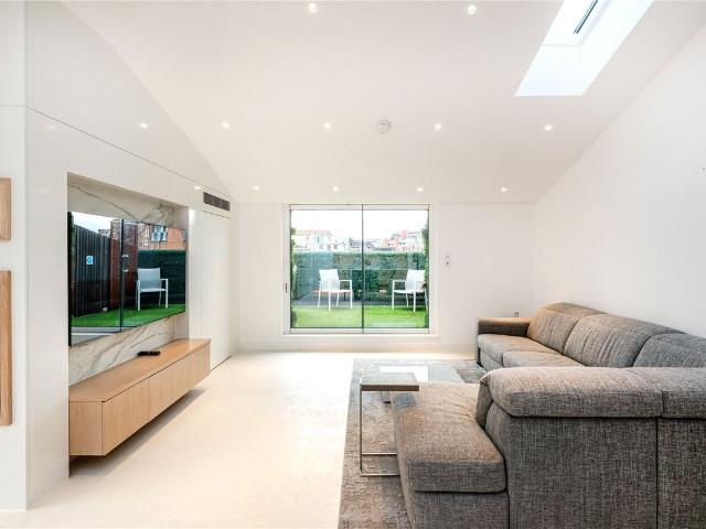 Wellington Street, London WC2E, 2 bed flat to rent, £11,700 pcm | PrimeLocation
