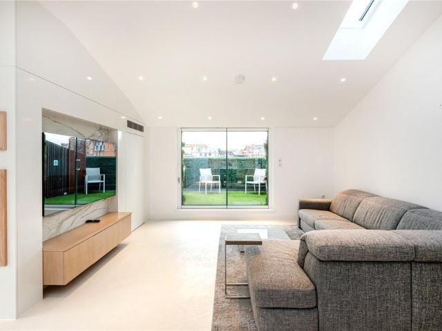 Wellington Street, London WC2E 2 bed penthouse to rent £11,700 pcm £2,700 pw