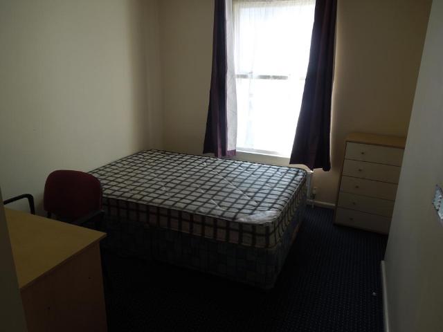 Wellington Street, Luton LU1 4 bed flat to rent £1,700 pcm £392 pw