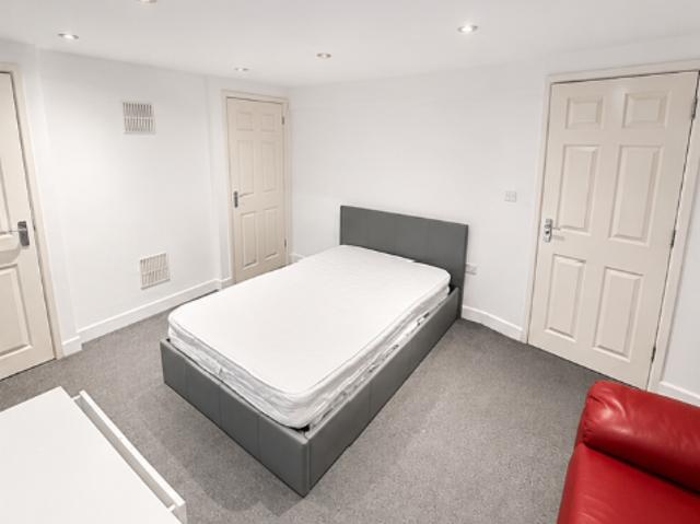 Wellington Street, Rm 6, Luton, Bedfordshire LU1, Studio to rent, £425 pcm | PrimeLocation