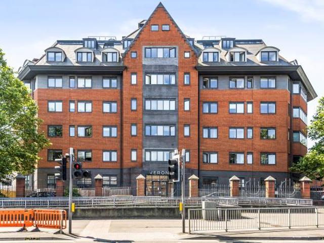 Wellington Street, Slough, SL1 2 bed flat to rent £1,500 pcm £346 pw