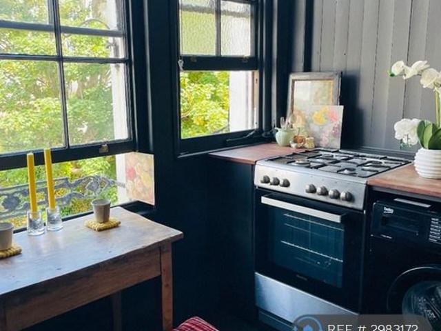 Wellington Square, Hastings, TN34 2 bed flat to rent £1,150 pcm £265 pw
