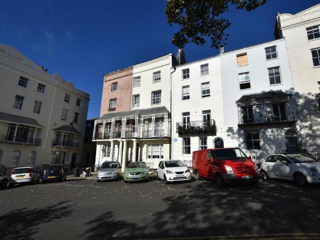 Wellington Square, Hastings TN34 2 bed flat to rent £1,185 pcm £273 pw