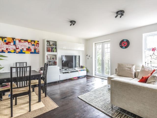 Wells View Drive, Bromley, Kent BR2, 2 bed flat to rent, £1,750 pcm | PrimeLocation
