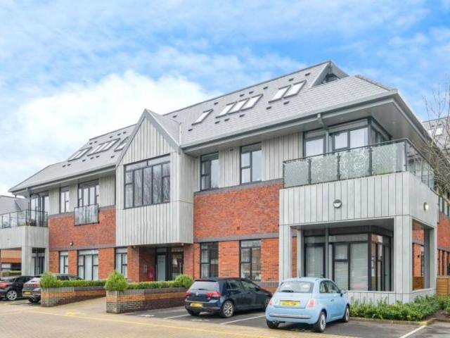 Wells Court, Woking GU21 2 bed apartment to rent £1,850 pcm £427 pw