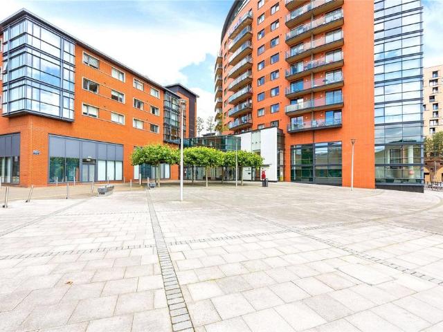 Wells Crescent, Marconi Plaza. 2 bed apartment to rent £1,550 pcm £358 pw
