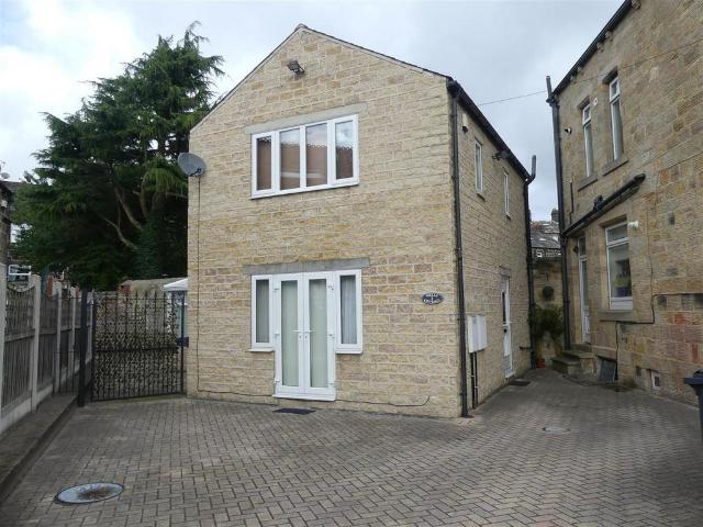 Wells Road, Guiseley LS20 2 bed detached house to rent £1,050 pcm £242 pw