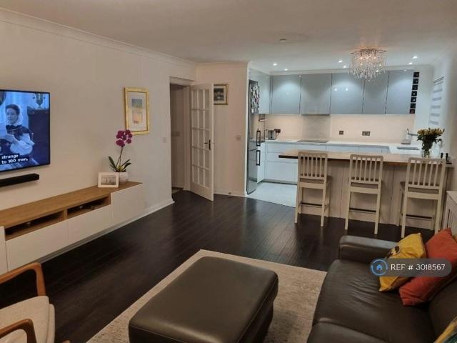 Wellsfield, Bushey, WD23 2 bed flat to rent £1,850 pcm £427 pw