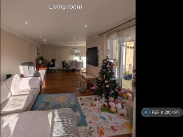 Wellsfield, Bushey, WD23 2 bed flat to rent £1,900 pcm £438 pw