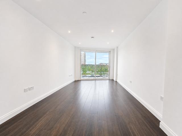 Wellstones, Watford WD17, 2 bed flat to rent, £1,700 pcm | PrimeLocation