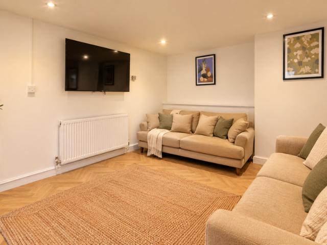 Wellsway, Bath BA2 5 bed house to rent £849 pcm £196 pw