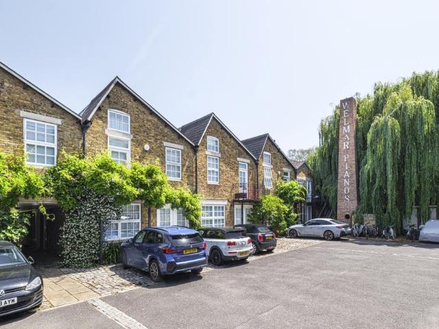 Welmar Mews London SW4 2 bed mews to rent £4,750 pcm £1,096 pw