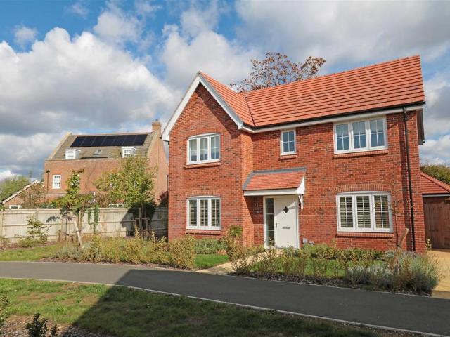 Welply Way, Thame 4 bed detached house to rent £2,800 pcm £646 pw