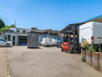 WERKSTATT, WOHNEN UND PARKPLATZ