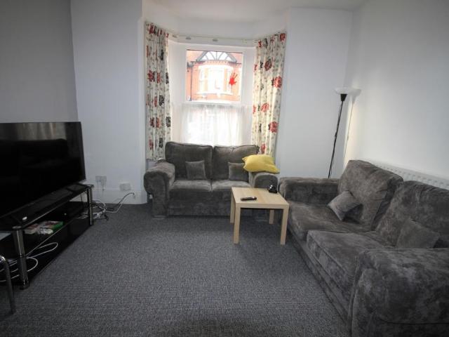 West Midlands, Coventry CV2 6 bed terraced house to rent £2,100 pcm £485 pw