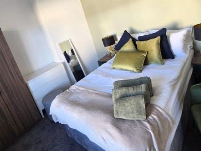 West Midlands Home 3BR w/FREE Parking and WIFI