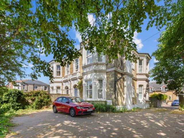 West of Town centre, Worthing. 1 bed flat to rent £3,683 pcm £850 pw