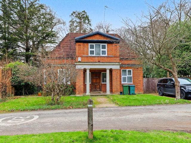West Avenue, Hersham KT12 2 bed detached house to rent £2,100 pcm £485 pw