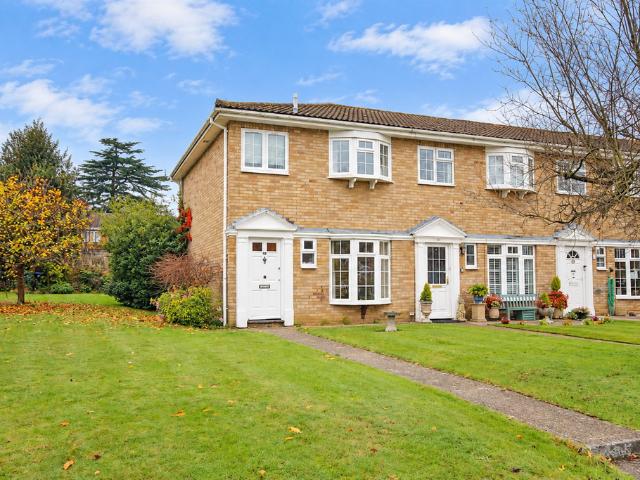 West Byfleet KT14 3 bed semi detached house to rent £2,000 pcm £462 pw
