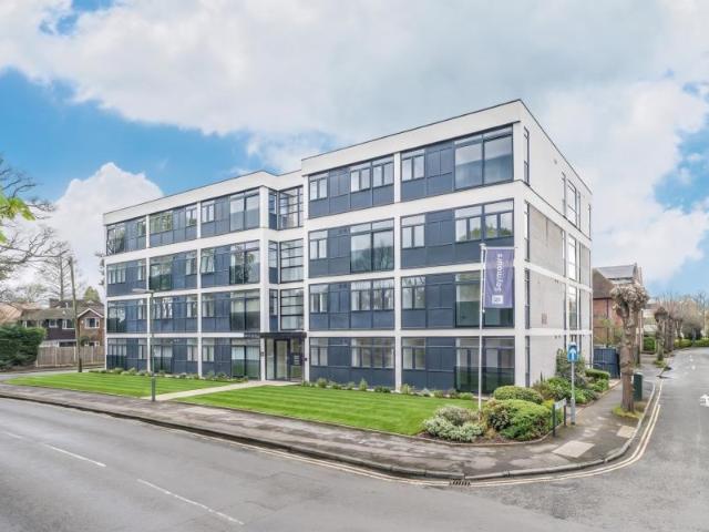 West Byfleet, Surrey, KT14 1 bed apartment to rent £1,300 pcm £300 pw