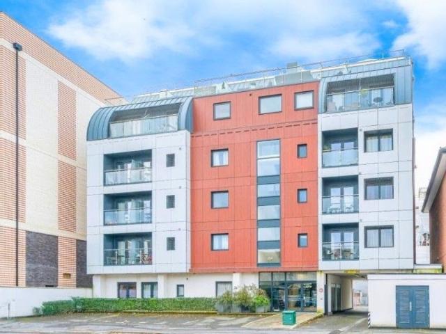 West Byfleet, Surrey KT14, 1 bed flat to rent, £1,300 pcm | PrimeLocation