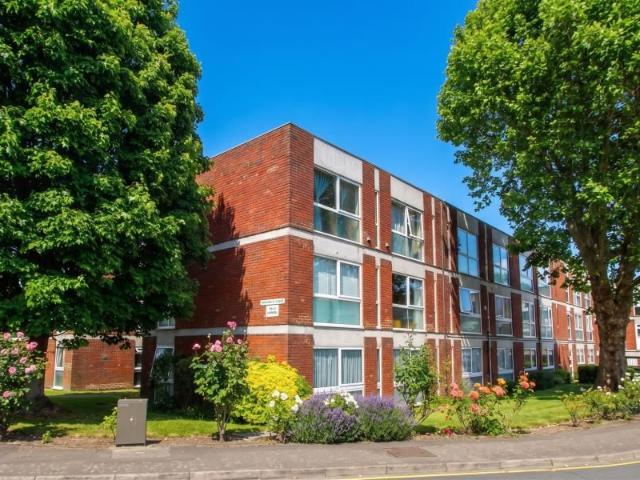 West Byfleet, Surrey KT14, 2 bed flat to rent, £1,600 pcm | PrimeLocation