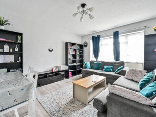 West Byfleet, Surrey KT14, 2 bed flat to rent, £1,750 pcm | PrimeLocation