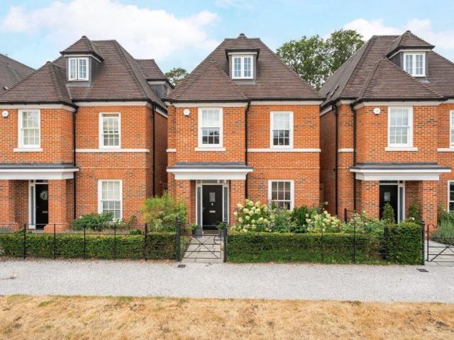 West Byfleet, Surrey KT14, 4 bed detached house to rent, £5,850 pcm | PrimeLocation