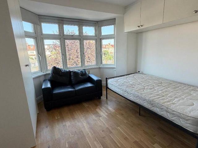 West Barnes Lane, New Malden KT3 Property to rent £1,040 pcm £240 pw