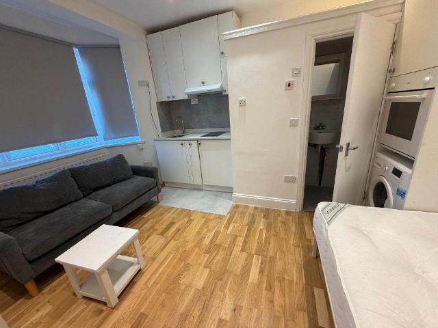 West Barnes Lane, New Malden KT3 1 bed property to rent £1,040 pcm £240 pw