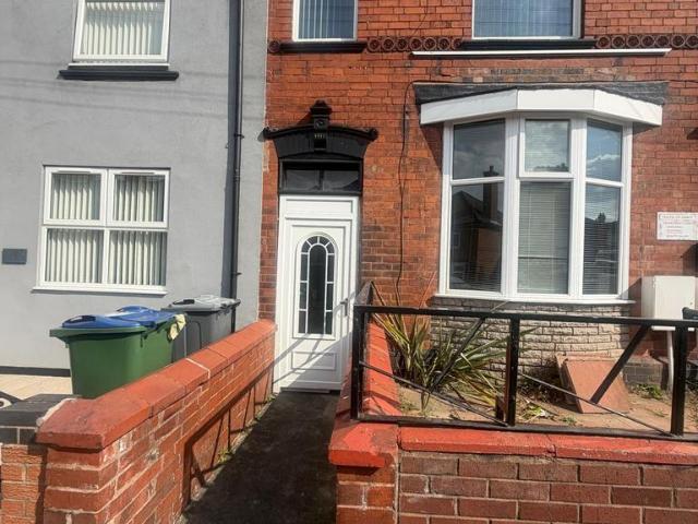West Bromwich, B71 2 bed flat to rent £900 pcm £208 pw
