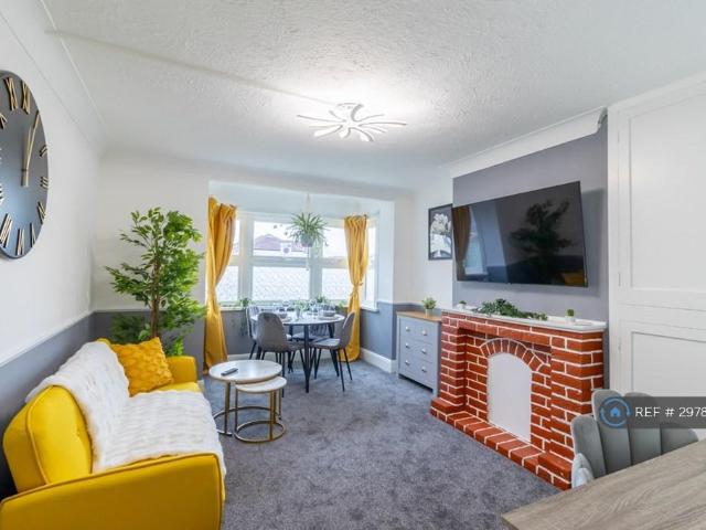 West Court, Southsea, PO4 2 bed flat to rent £1,100 pcm £254 pw