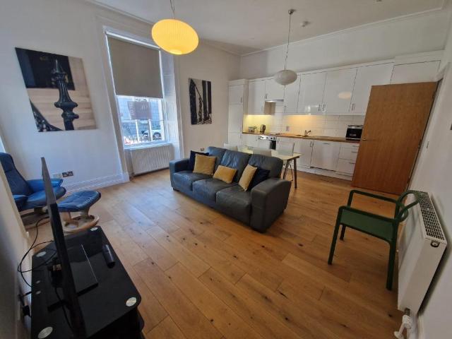 West Craibstone Street, City Centre. 2 bed flat to rent £900 pcm £208 pw