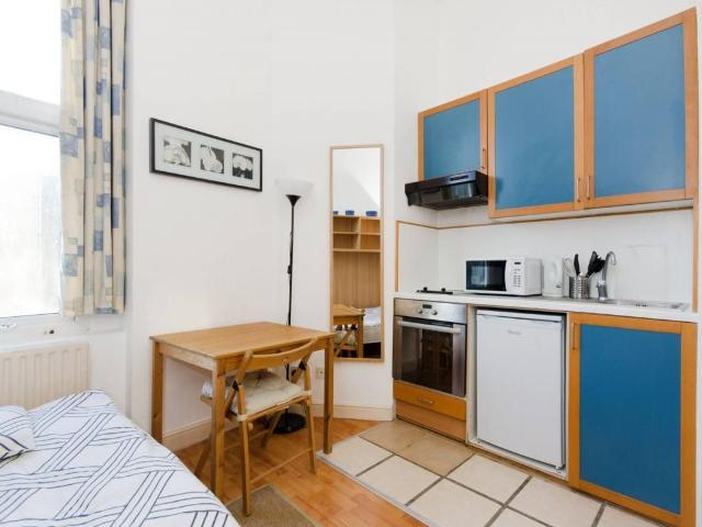West Cromwell Road, Earls Court, London SW5, Studio to rent, £1,668 pcm | PrimeLocation